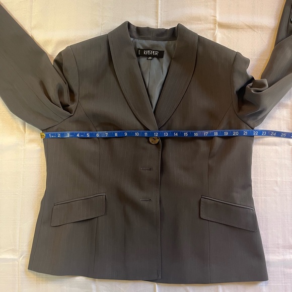 Kasper Gray Women's Two-Piece Suit, Blazer/Jacket with Slacks. Size 16 Petite. - Picture 10 of 13